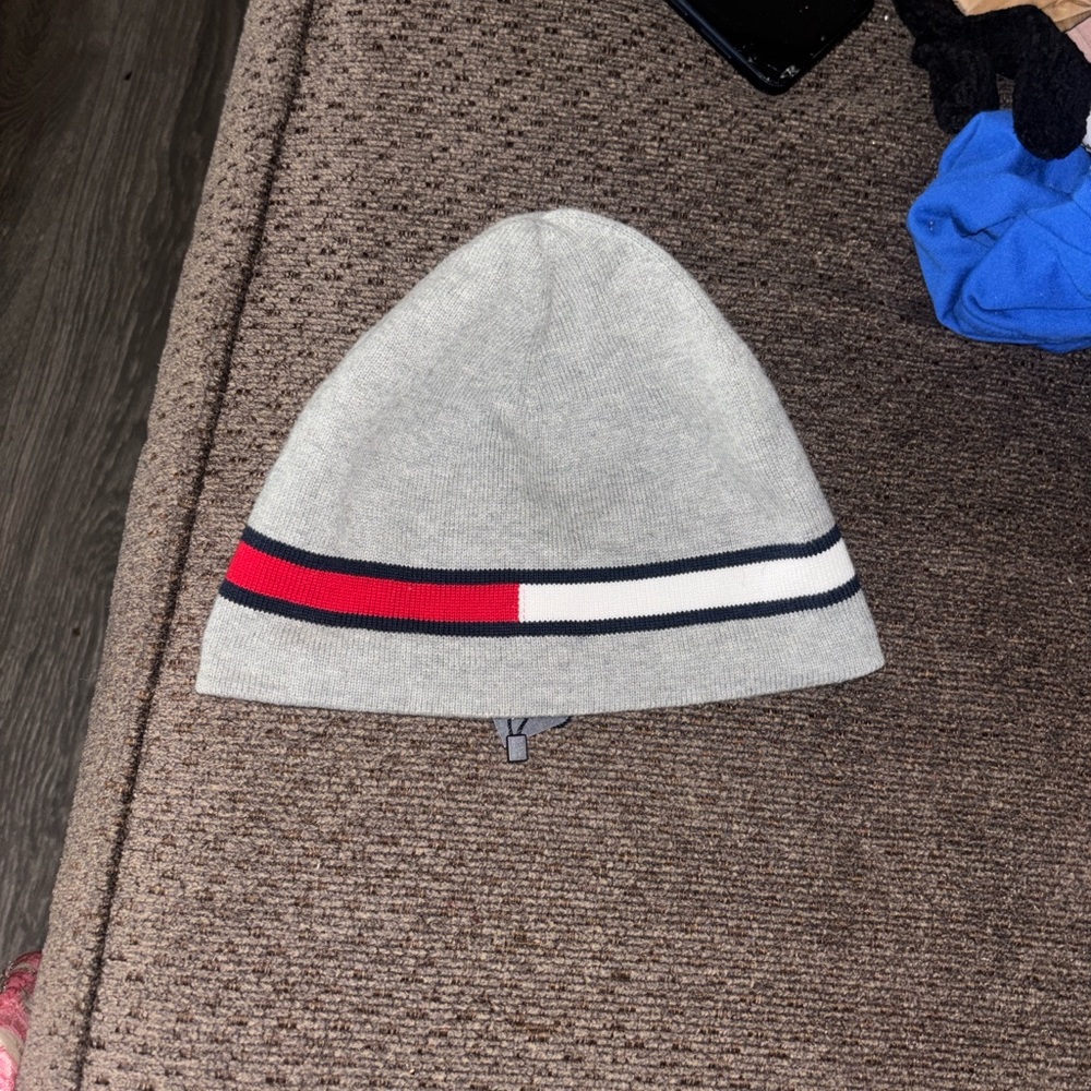 Tommy Hilfiger Gray Knit Beanie Hat with Red and Blue Accents - Picture 4 of 6